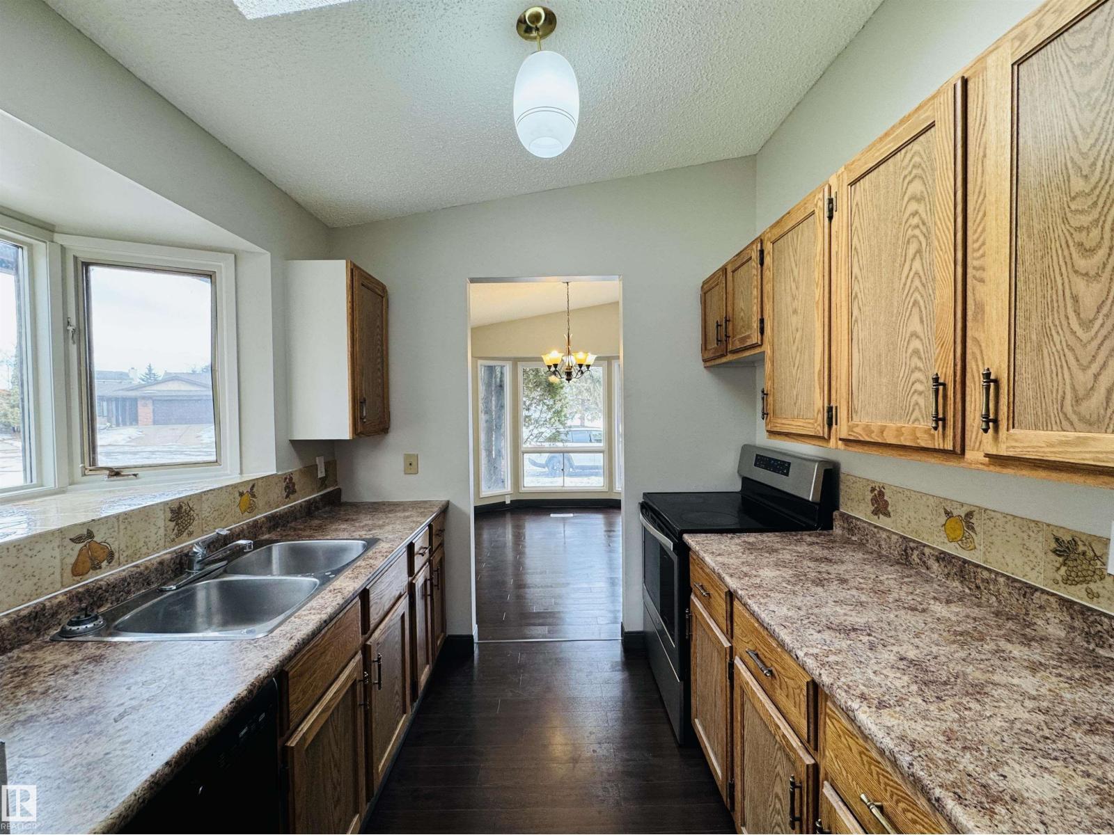 8516 190 St Nw, Edmonton, AB - Indoor Photo Showing Kitchen With Double Sink
