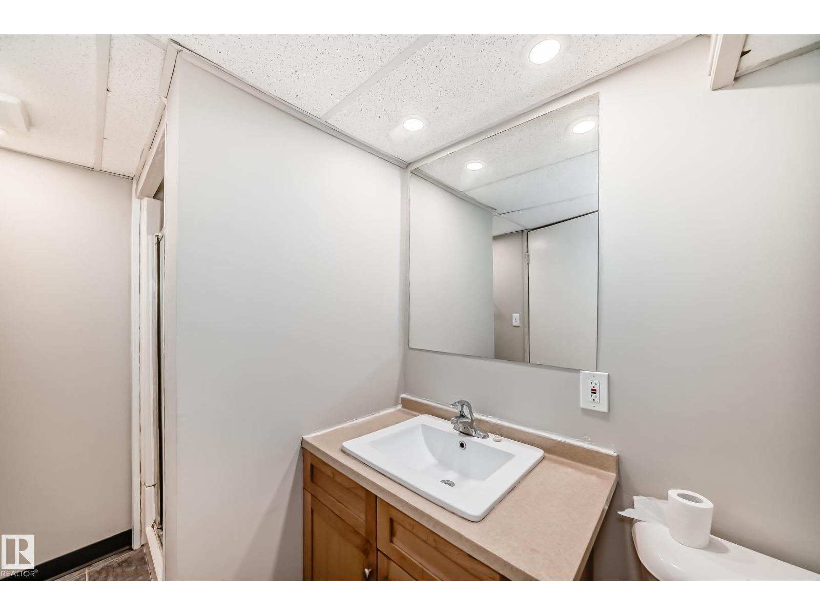 8516 190 St Nw, Edmonton, AB - Indoor Photo Showing Bathroom