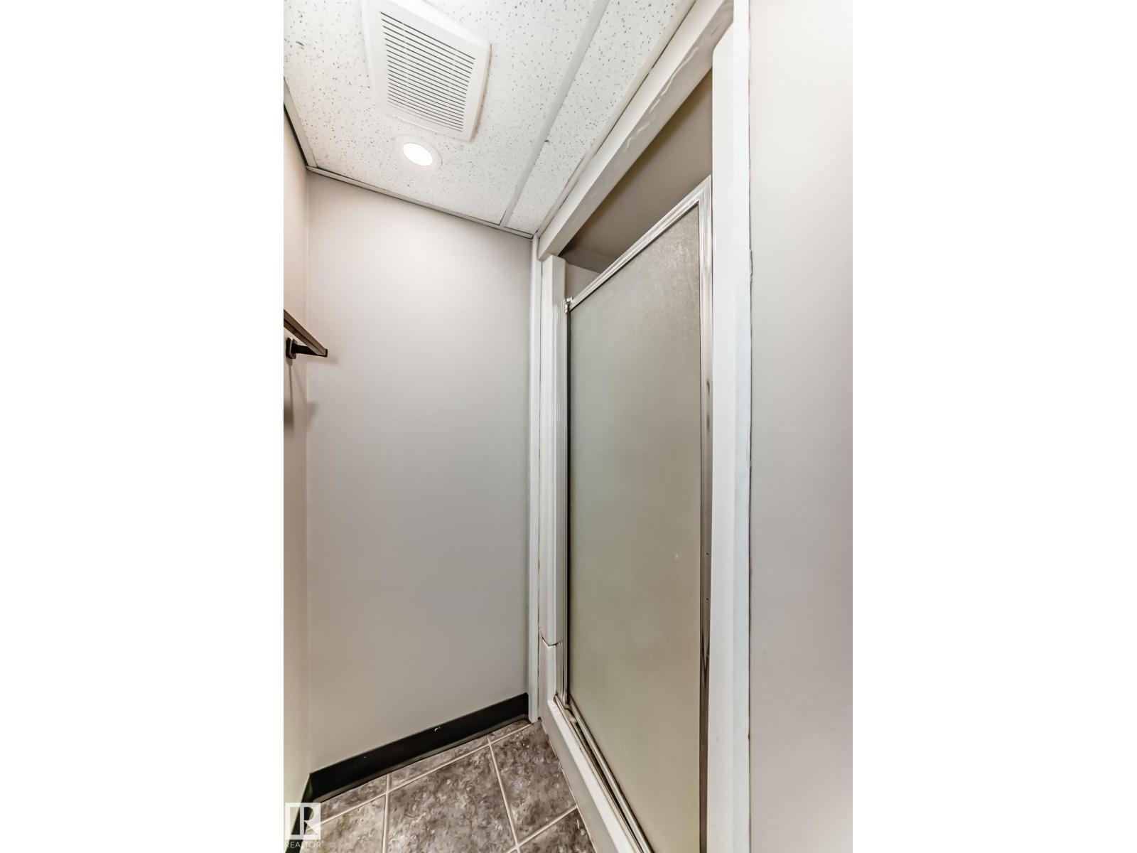 8516 190 St Nw, Edmonton, AB - Indoor
