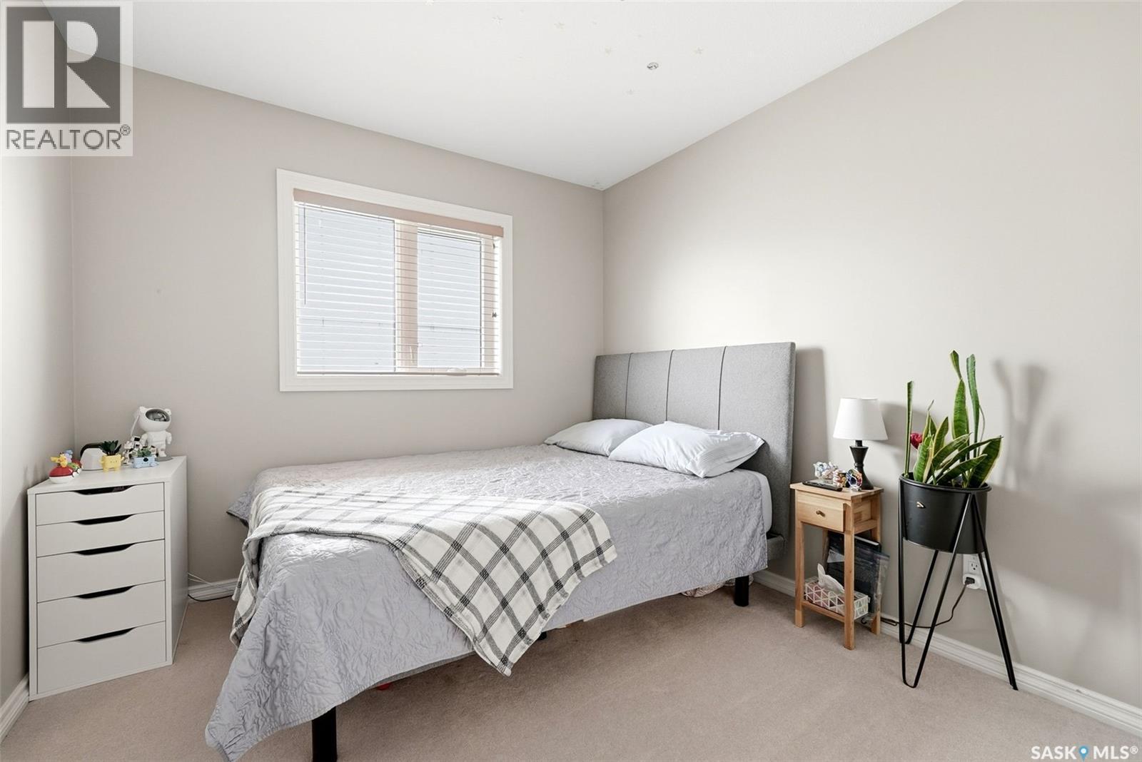 2090 Laurier Bay E, Regina, SK - Indoor Photo Showing Bedroom