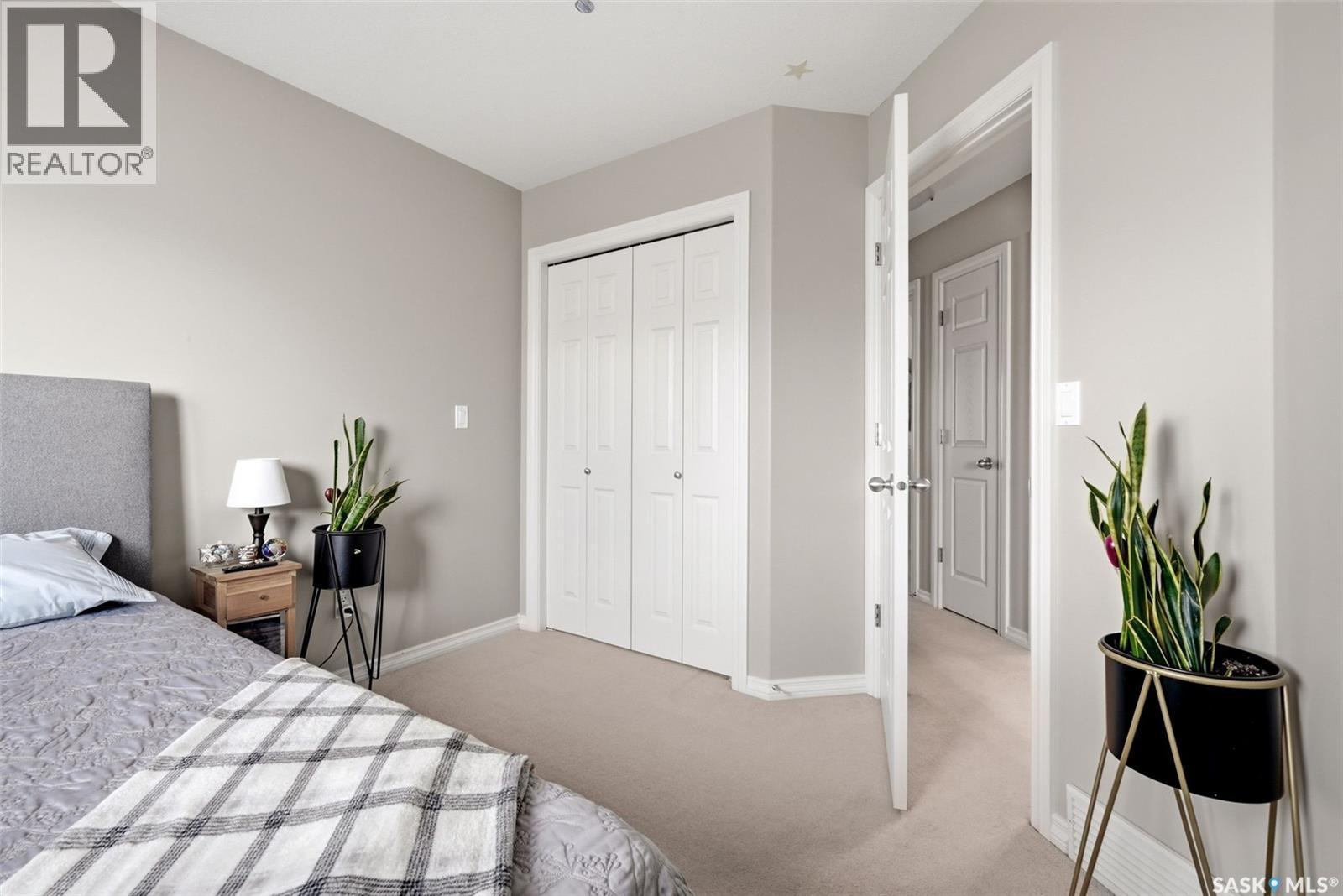 2090 Laurier Bay E, Regina, SK - Indoor Photo Showing Bedroom