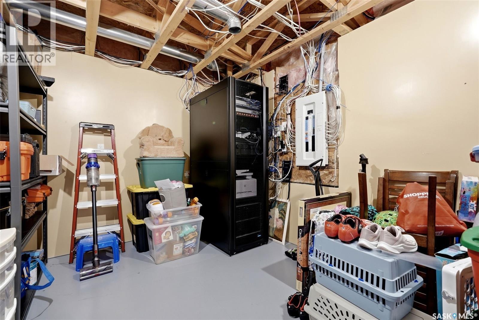 2090 Laurier Bay E, Regina, SK - Indoor
