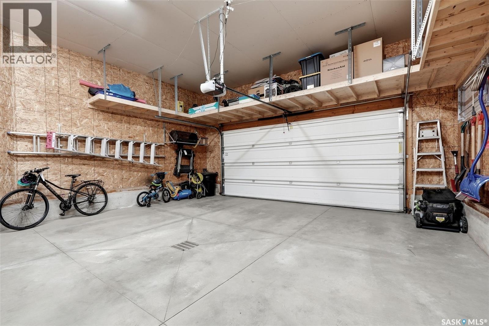 2090 Laurier Bay E, Regina, SK - Indoor Photo Showing Garage