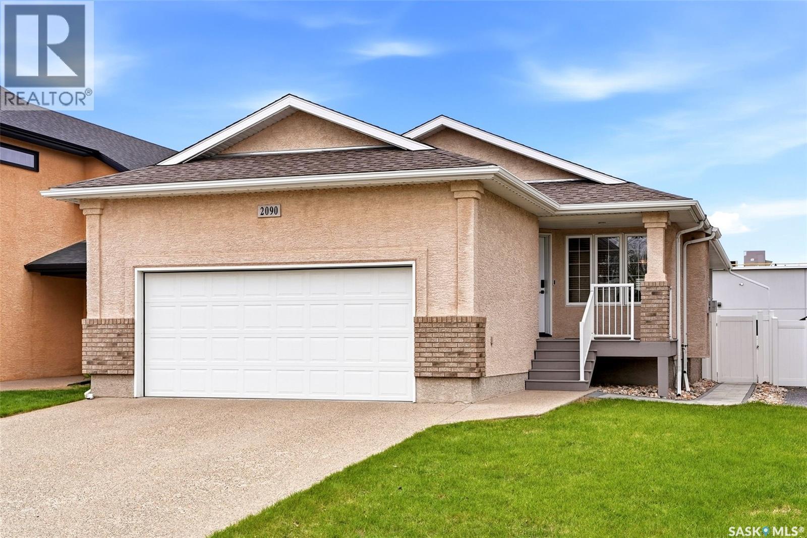 2090 Laurier Bay E, Regina, SK - Outdoor