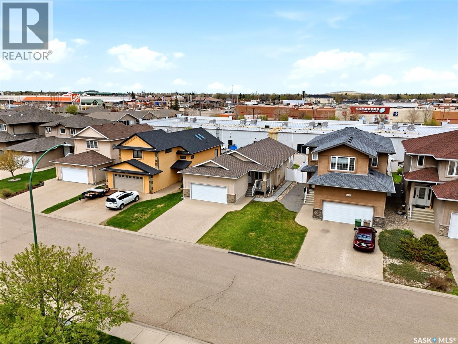2090 Laurier Bay E, Regina, SK - Outdoor With Facade