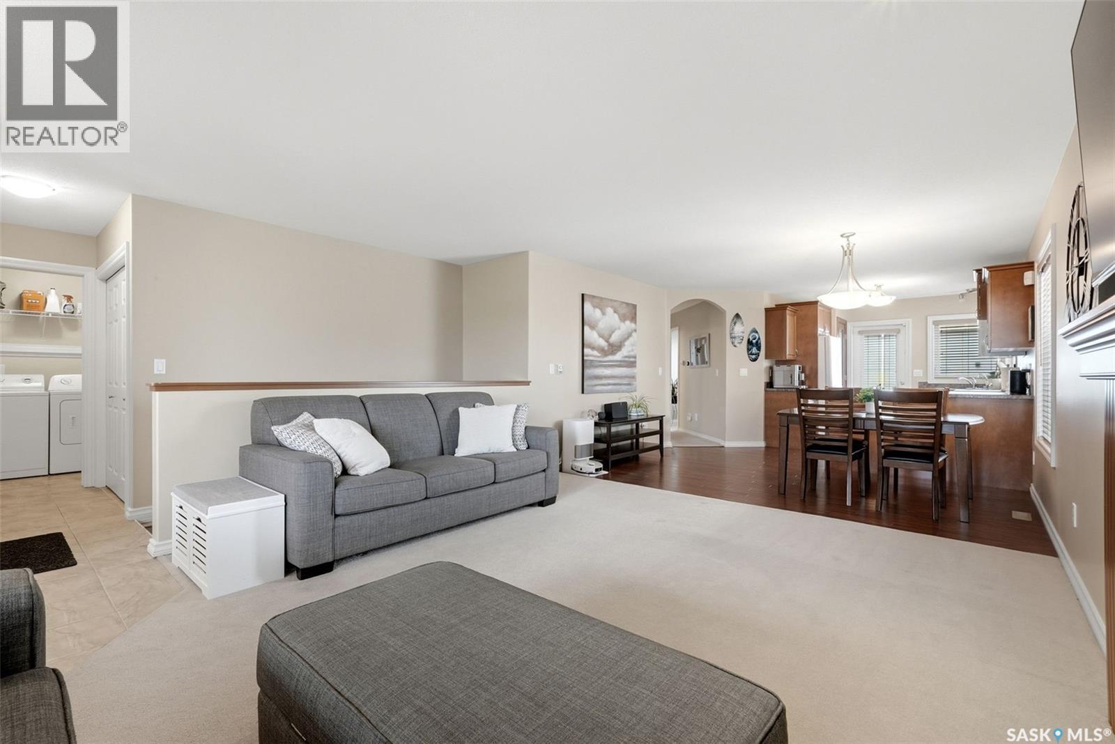 2090 Laurier Bay E, Regina, SK - Indoor Photo Showing Living Room