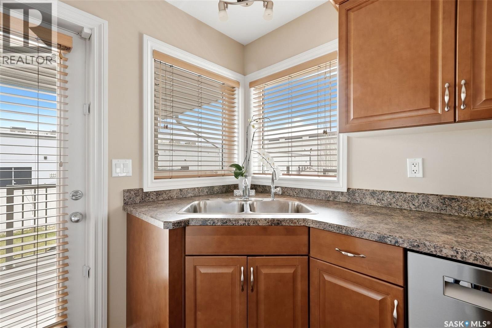 2090 Laurier Bay E, Regina, SK - Indoor Photo Showing Kitchen With Double Sink