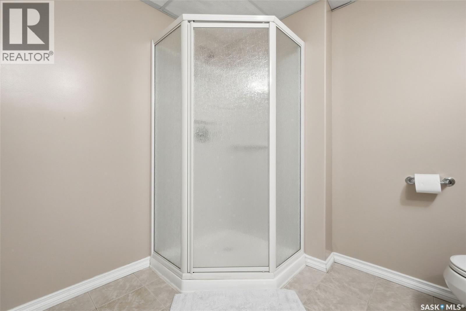 2090 Laurier Bay E, Regina, SK - Indoor Photo Showing Bathroom