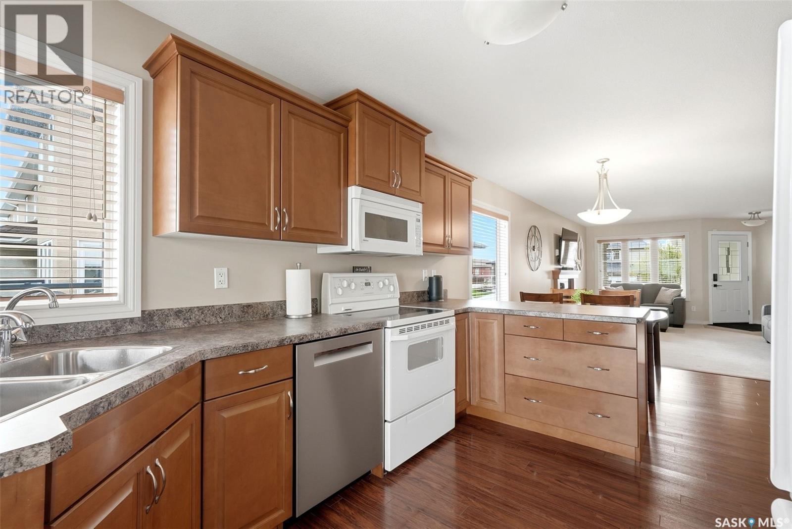 2090 Laurier Bay E, Regina, SK - Indoor Photo Showing Kitchen With Double Sink