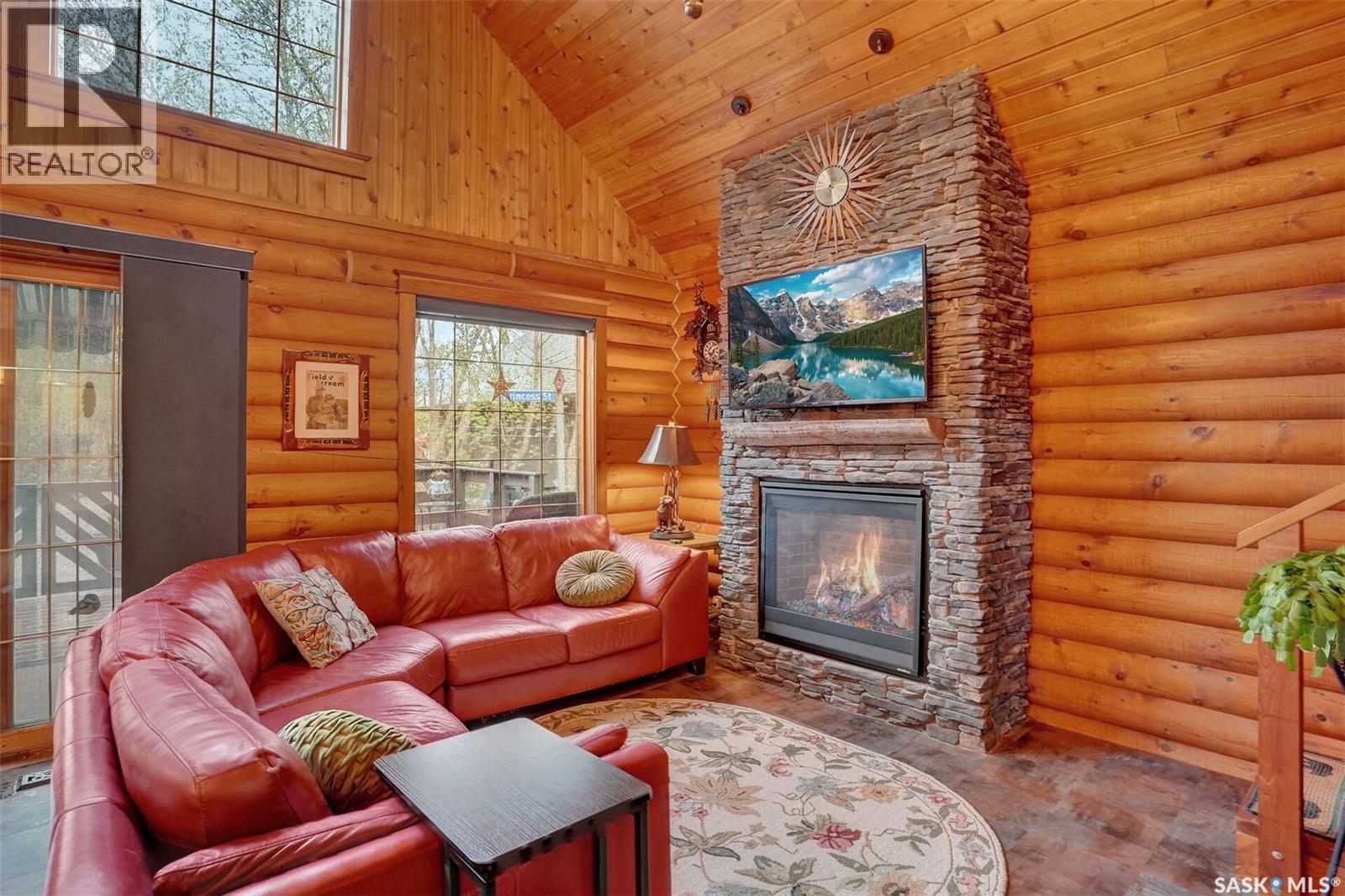 109 Shaw Drive, Regina Beach, SK - Indoor Photo Showing Living Room With Fireplace