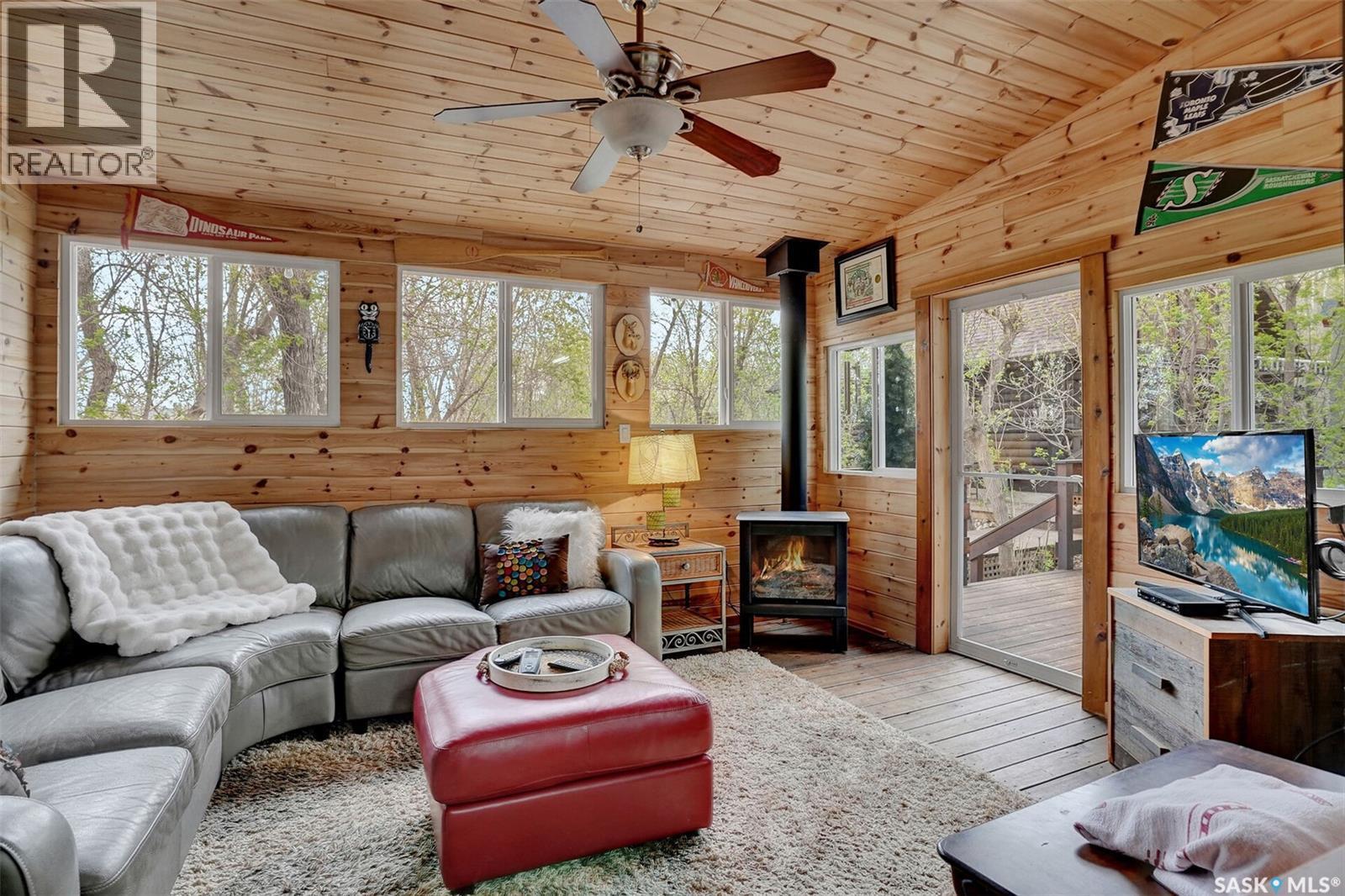 109 Shaw Drive, Regina Beach, SK - Indoor Photo Showing Living Room With Fireplace