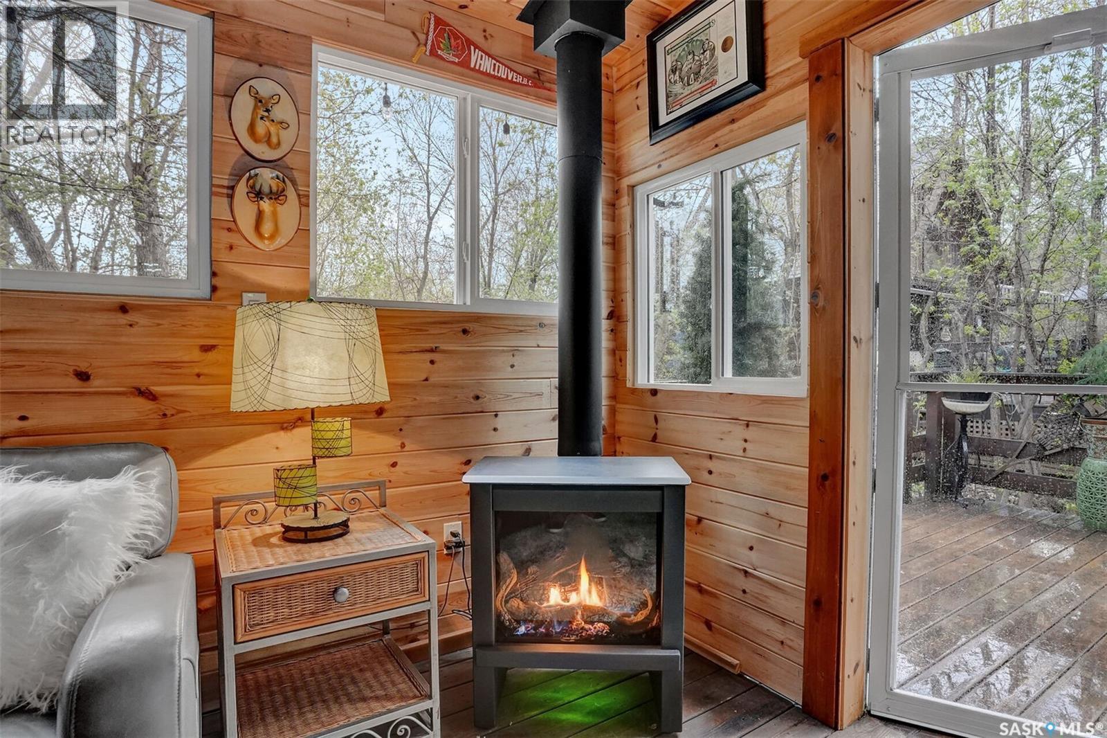 109 Shaw Drive, Regina Beach, SK - Indoor With Fireplace