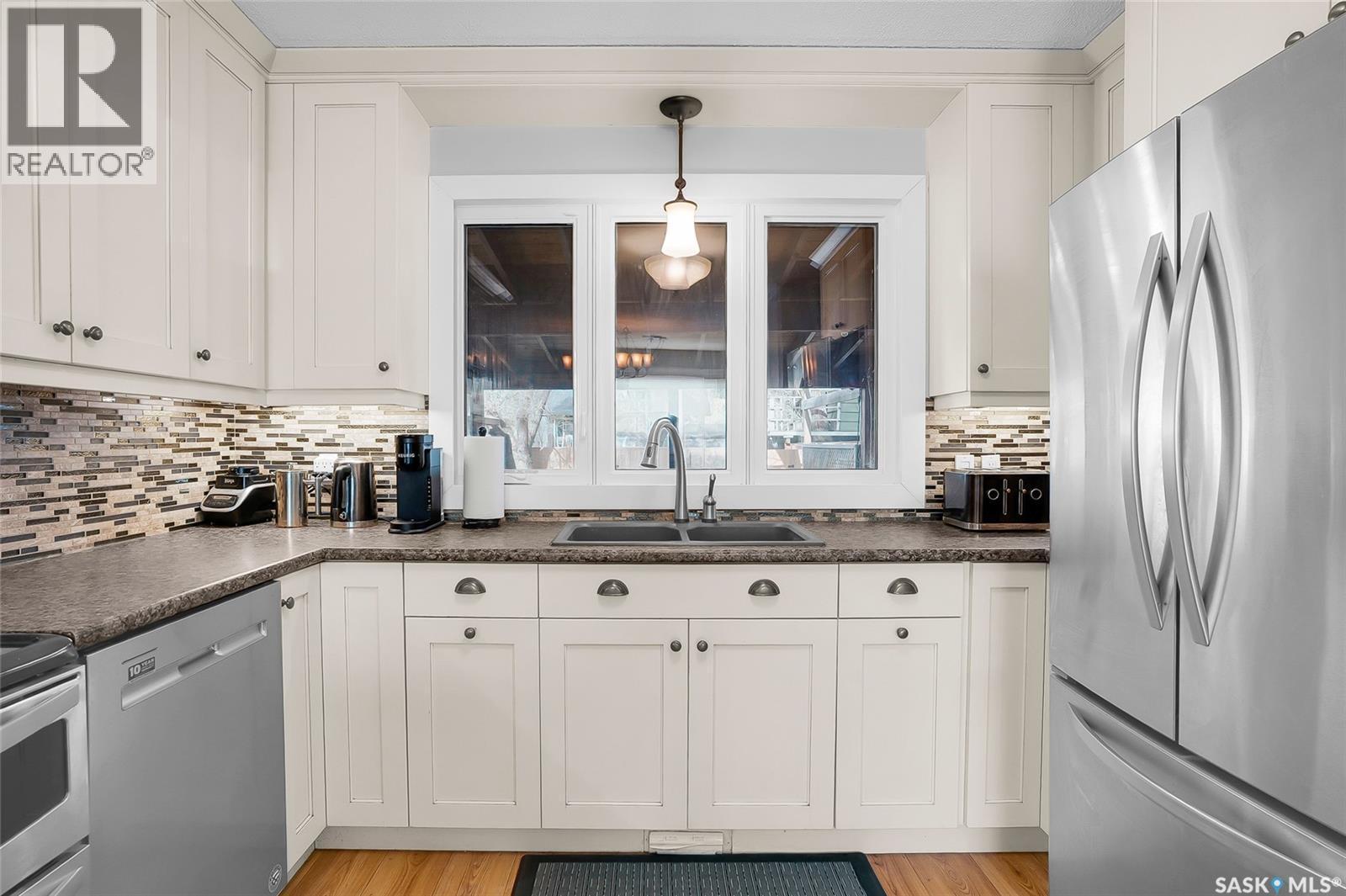 5 Leyden Crescent, Saskatoon, SK - Indoor Photo Showing Kitchen With Double Sink