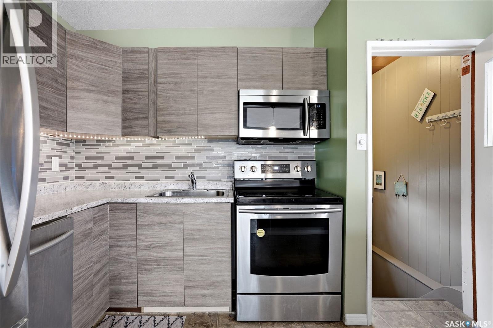 2249 Atkinson Street, Regina, SK - Indoor Photo Showing Kitchen With Stainless Steel Kitchen With Upgraded Kitchen