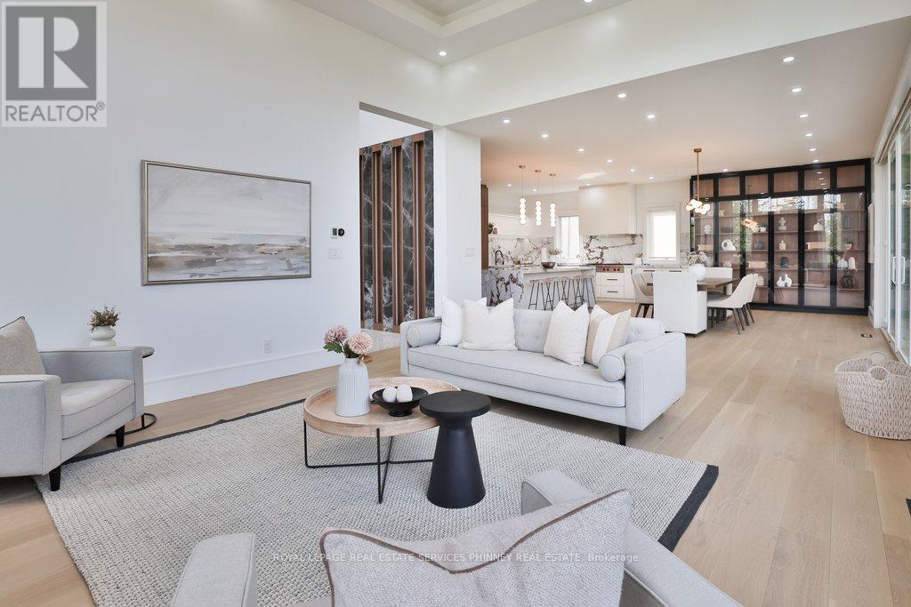 1143 Kane Road, Mississauga, ON - Indoor Photo Showing Living Room