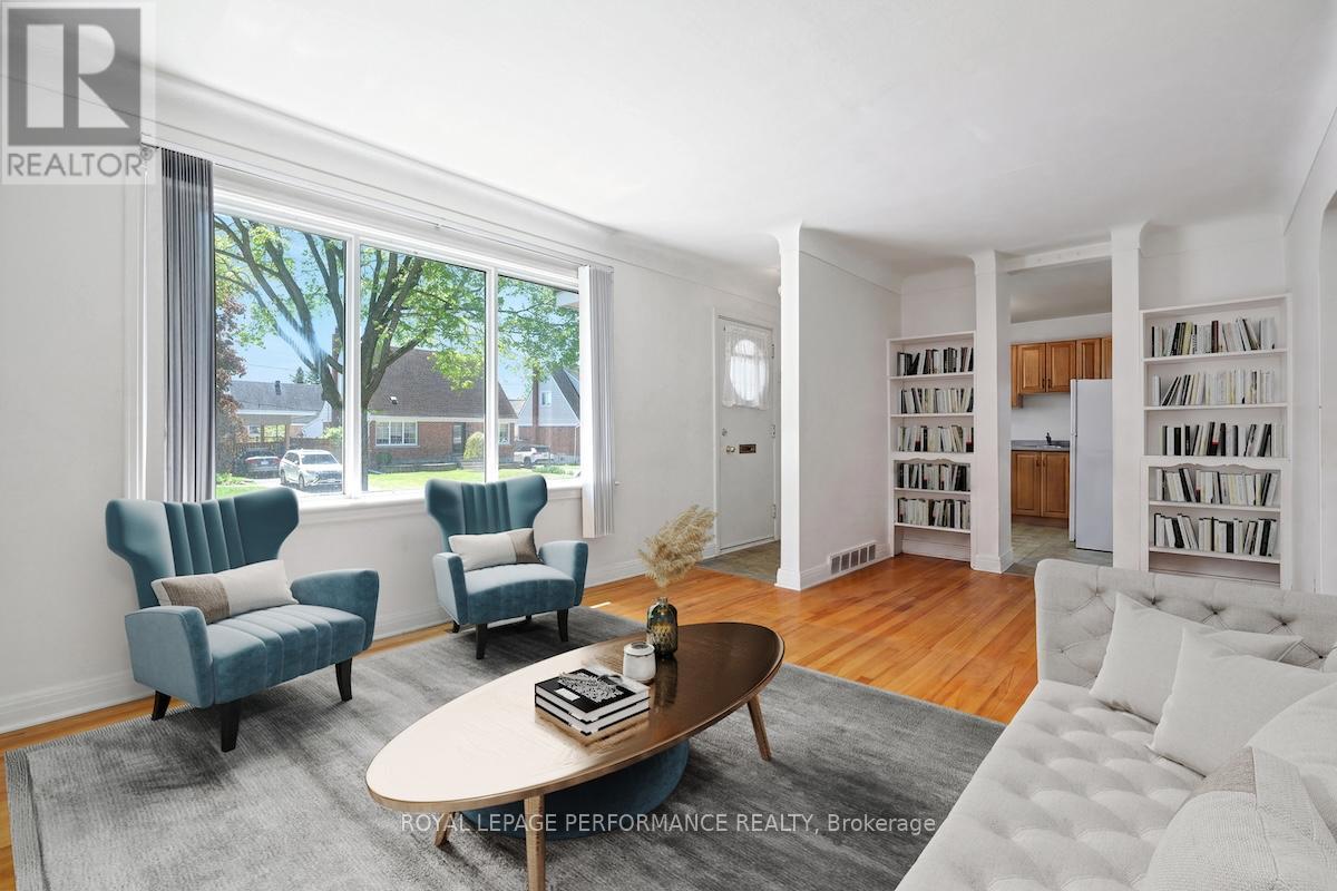 535 Dunbrack Street, Ottawa, ON - Indoor Photo Showing Living Room