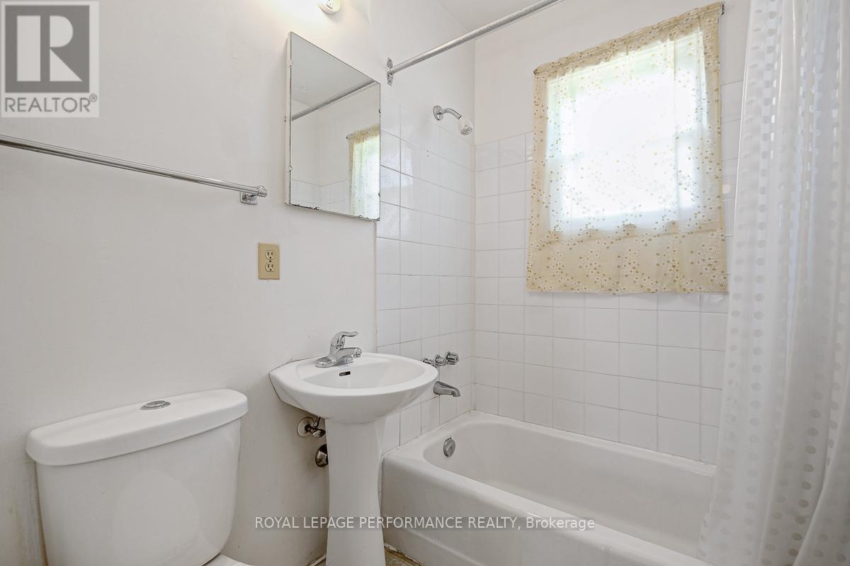 535 Dunbrack Street, Ottawa, ON - Indoor Photo Showing Bathroom