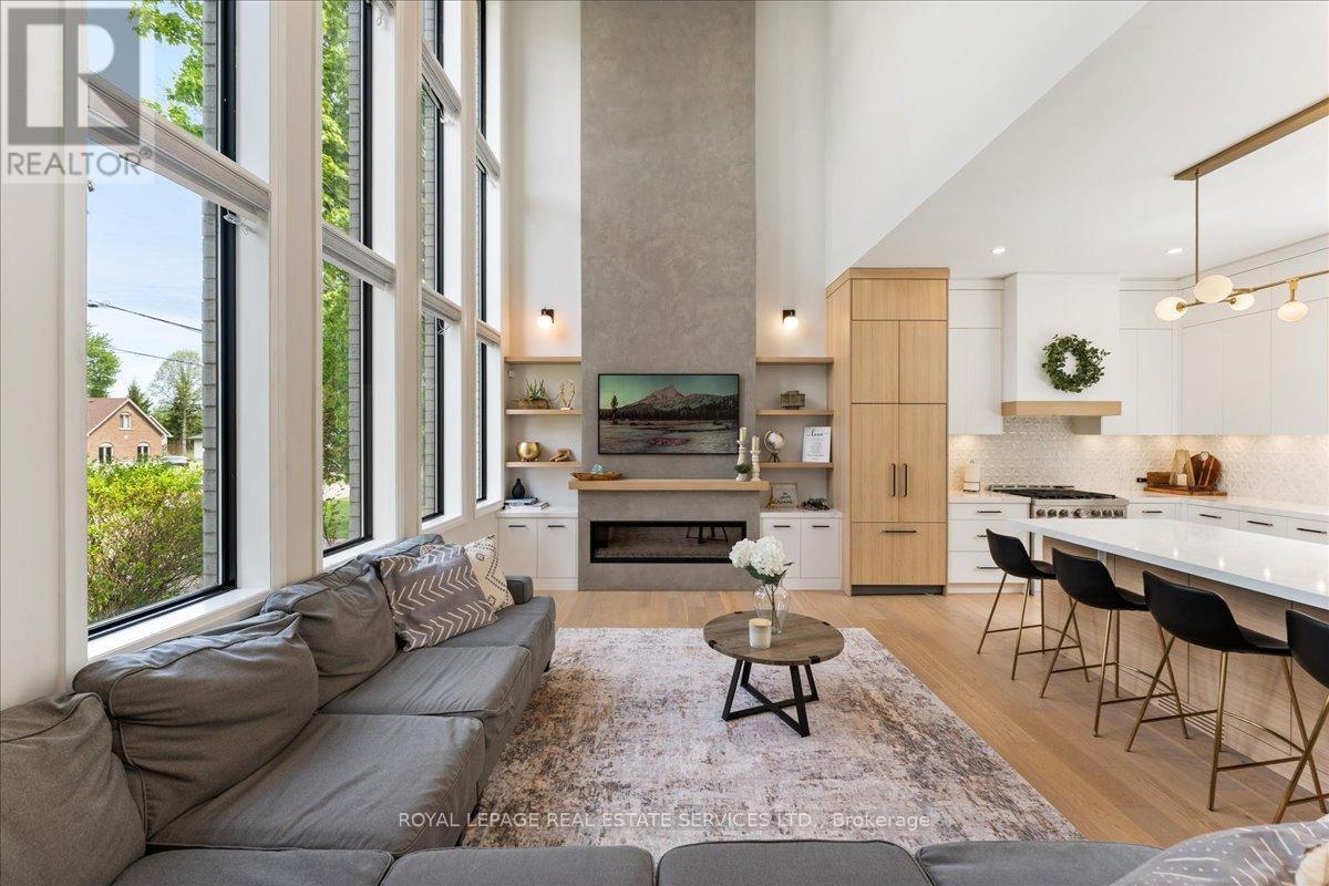251 Aldercrest Avenue, Hamilton, ON - Indoor Photo Showing Living Room