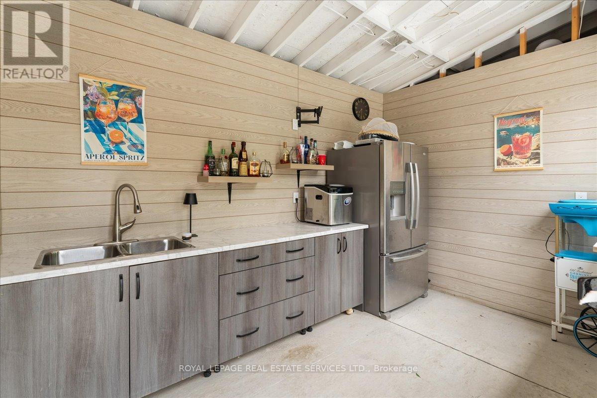 251 Aldercrest Avenue, Hamilton, ON - Indoor Photo Showing Kitchen With Double Sink