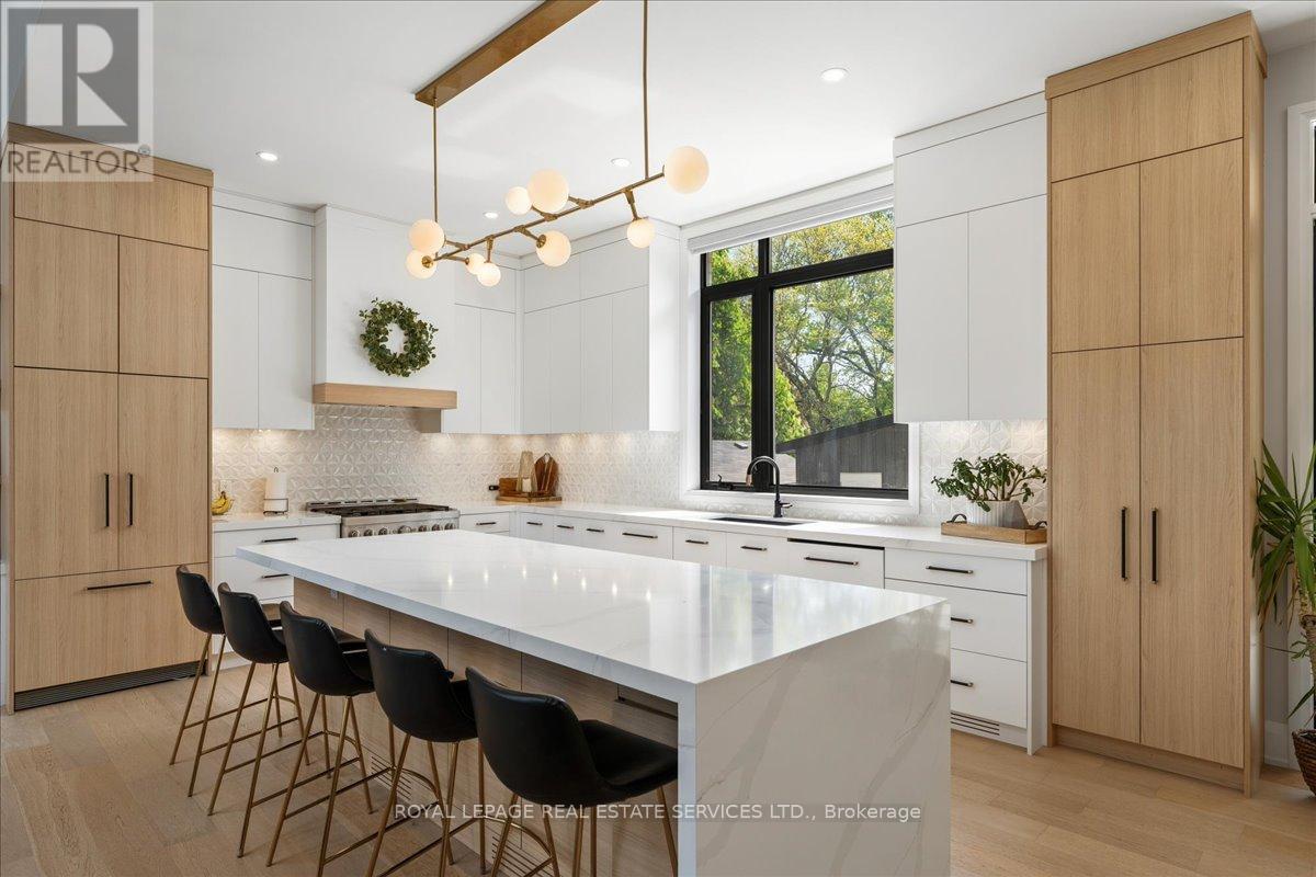 251 Aldercrest Avenue, Hamilton, ON - Indoor Photo Showing Kitchen With Upgraded Kitchen
