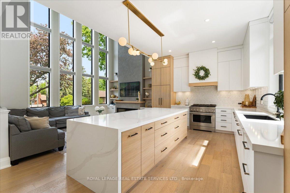 251 Aldercrest Avenue, Hamilton, ON - Indoor Photo Showing Kitchen With Upgraded Kitchen