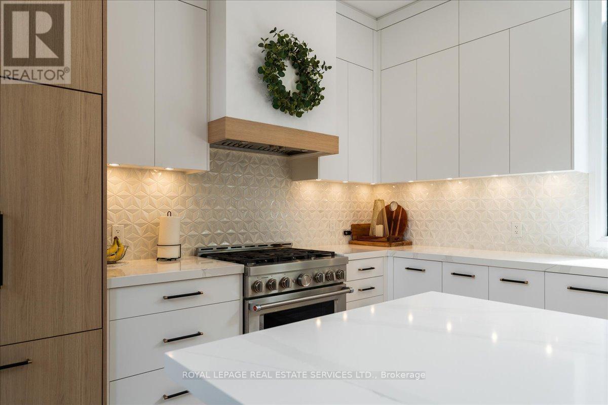 251 Aldercrest Avenue, Hamilton, ON - Indoor Photo Showing Kitchen With Upgraded Kitchen