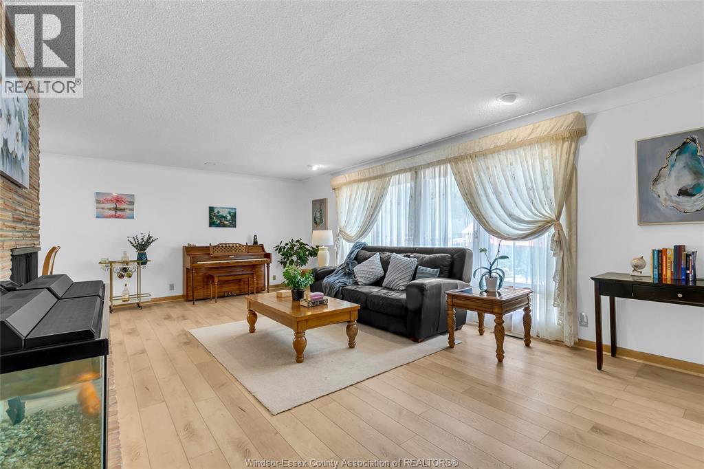 719 Champlain Drive, Windsor, ON - Indoor Photo Showing Living Room
