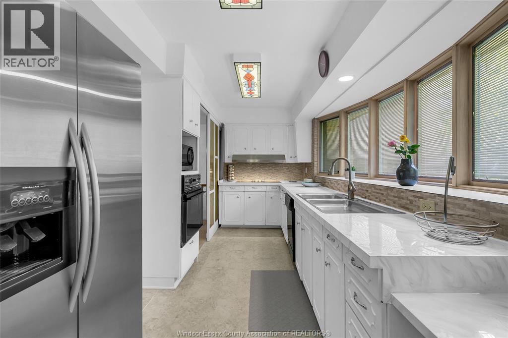 719 Champlain Drive, Windsor, ON - Indoor Photo Showing Kitchen With Double Sink