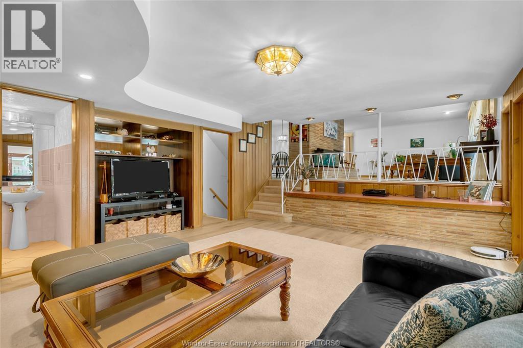 719 Champlain Drive, Windsor, ON - Indoor Photo Showing Living Room