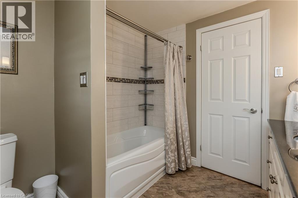 Bathroom featuring a tiled shower and bathtub combination - 643 Artreva Crescent, Burlington, ON - Indoor Photo Showing Bathroom