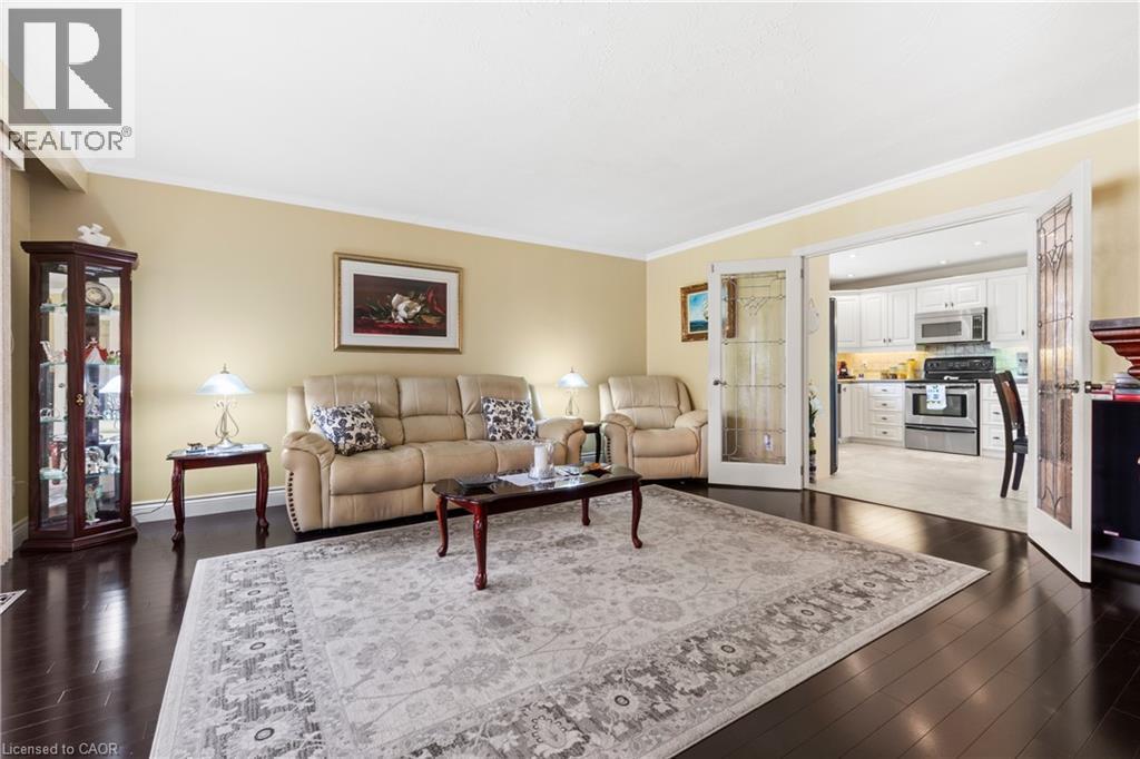 58 Centennial Parkway S, Hamilton, ON - Indoor Photo Showing Living Room