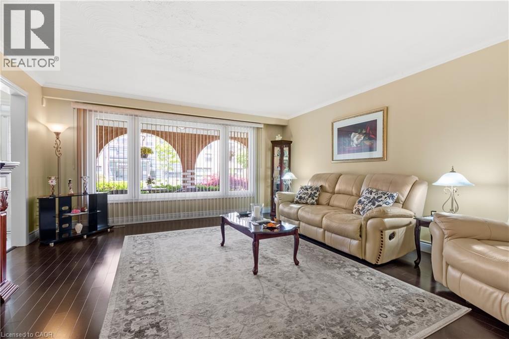 58 Centennial Parkway S, Hamilton, ON - Indoor Photo Showing Living Room