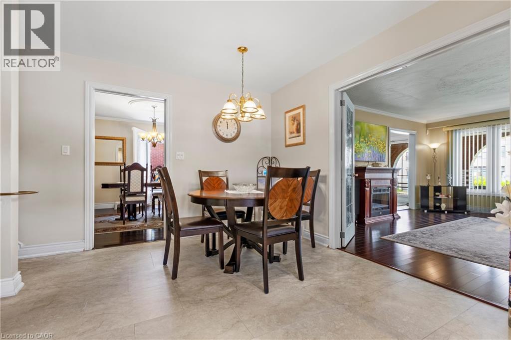 58 Centennial Parkway S, Hamilton, ON - Indoor Photo Showing Dining Room