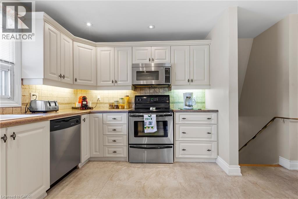 58 Centennial Parkway S, Hamilton, ON - Indoor Photo Showing Kitchen