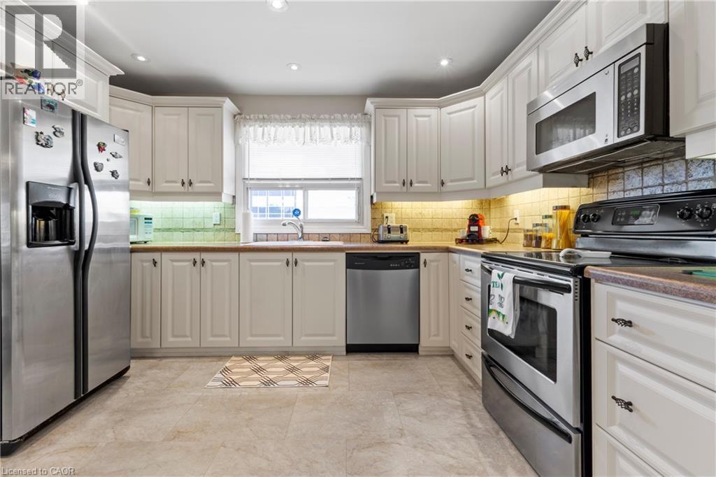 58 Centennial Parkway S, Hamilton, ON - Indoor Photo Showing Kitchen