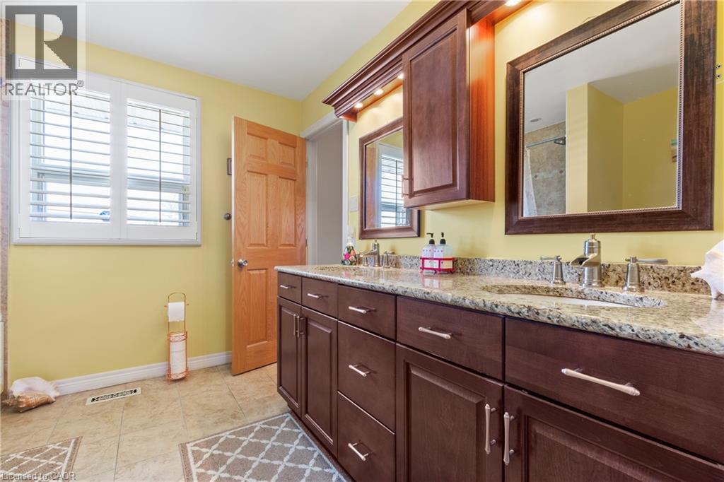58 Centennial Parkway S, Hamilton, ON - Indoor Photo Showing Bathroom