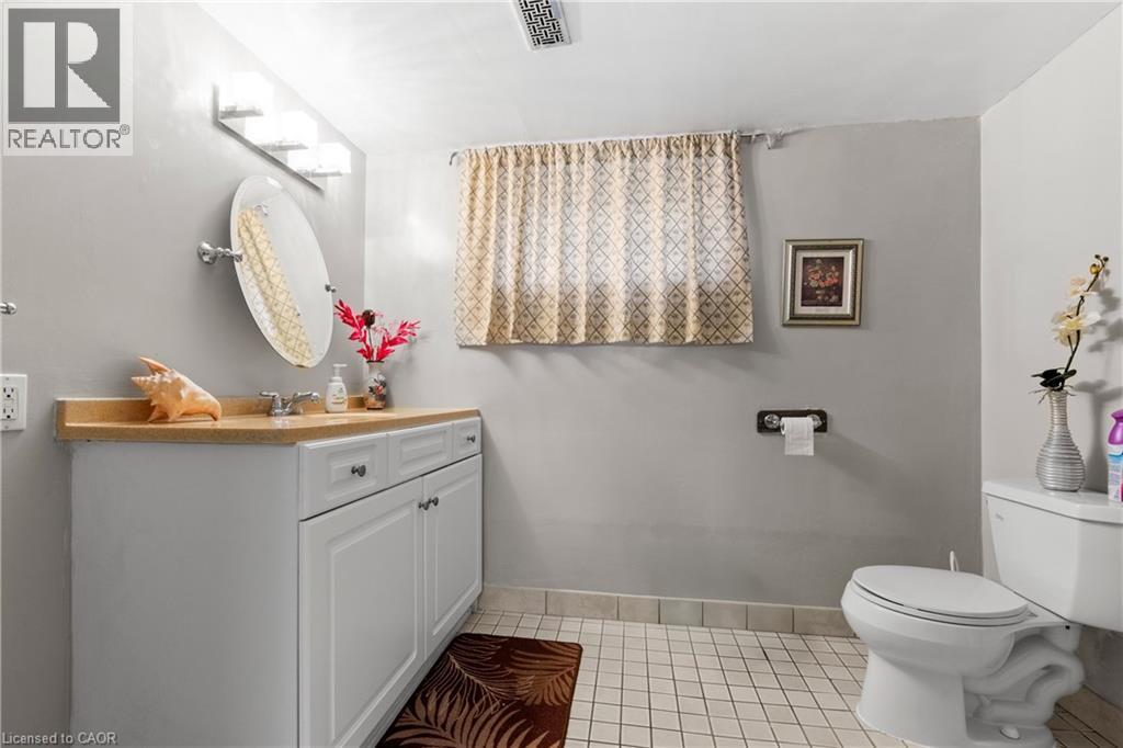 58 Centennial Parkway S, Hamilton, ON - Indoor Photo Showing Bathroom