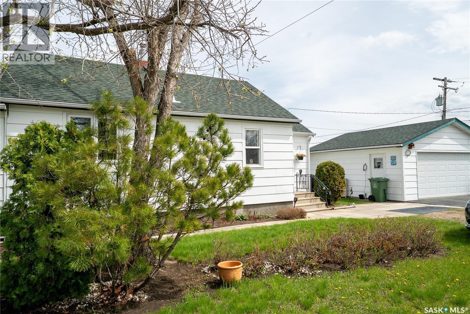 300 Carson Street, Dundurn, SK - Outdoor