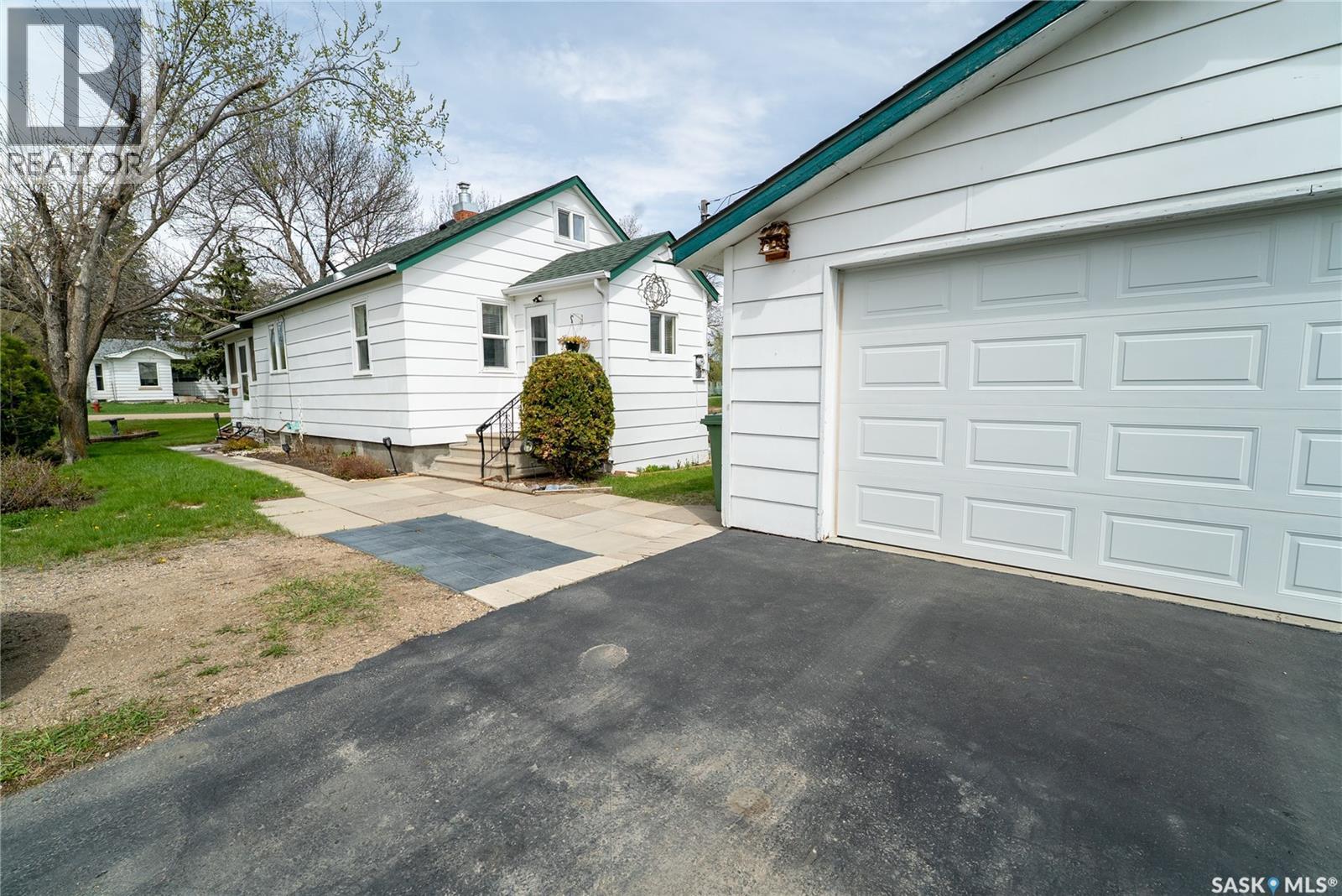 300 Carson Street, Dundurn, SK - Outdoor