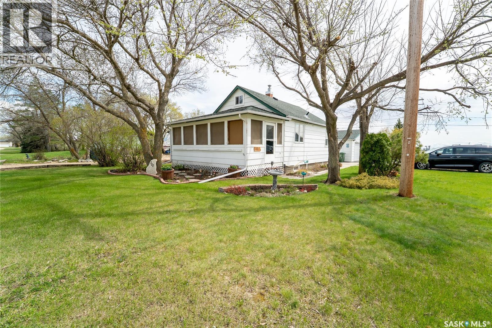 300 Carson Street, Dundurn, SK - Outdoor