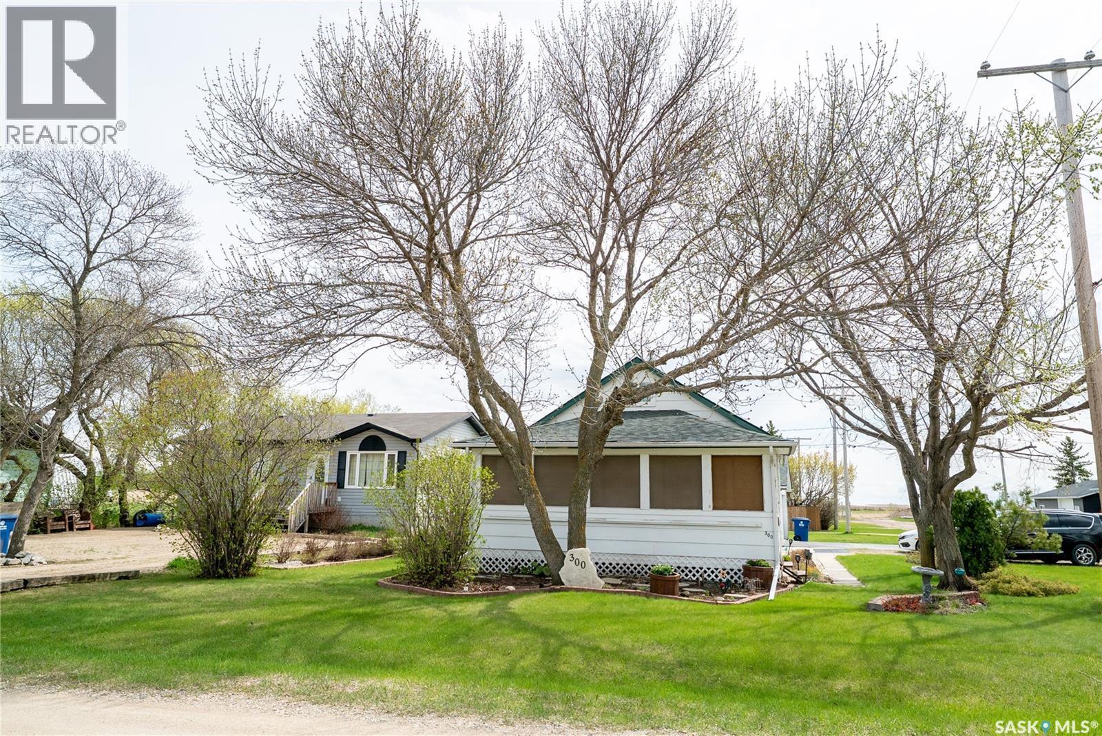 300 Carson Street, Dundurn, SK - Outdoor