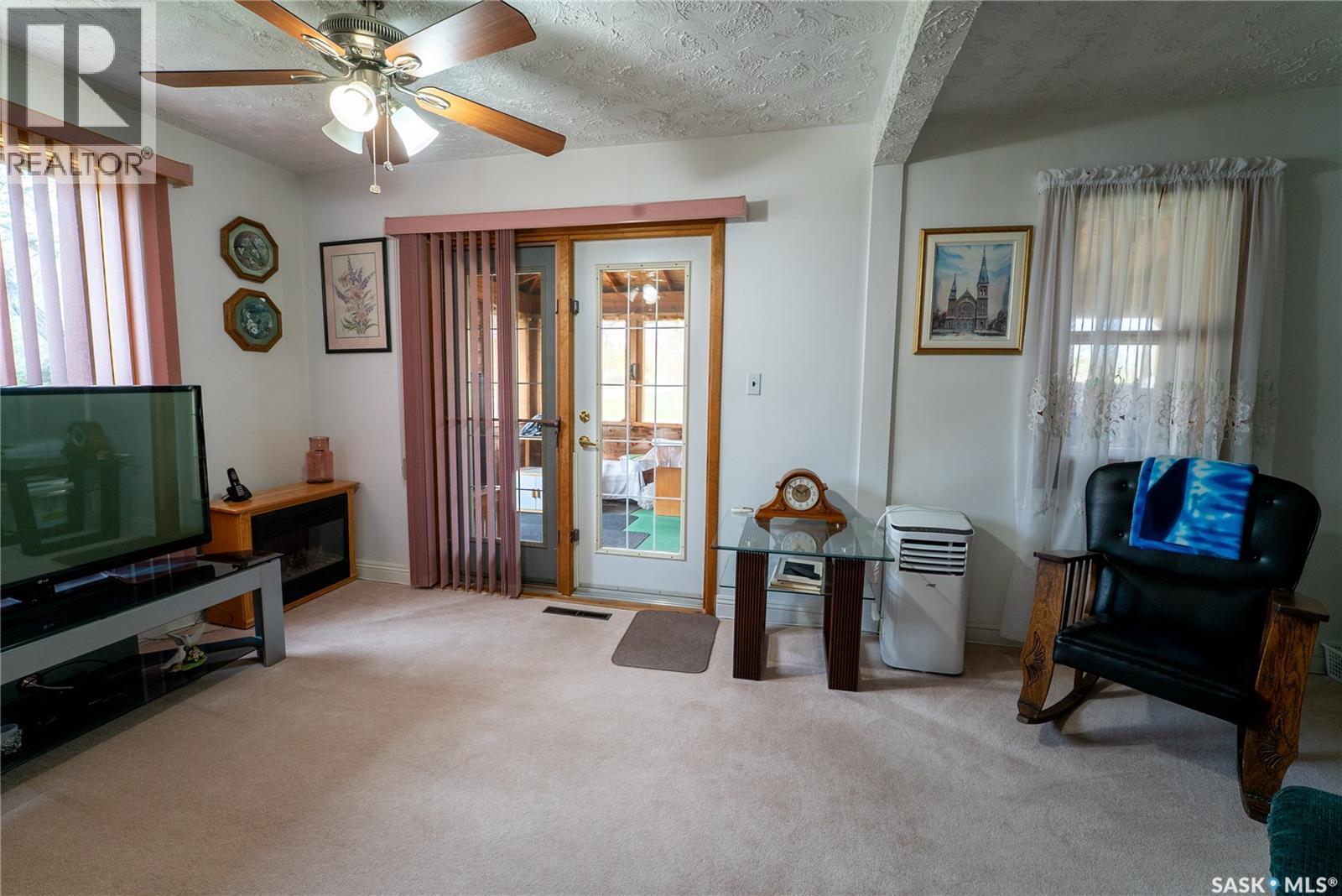 300 Carson Street, Dundurn, SK - Indoor