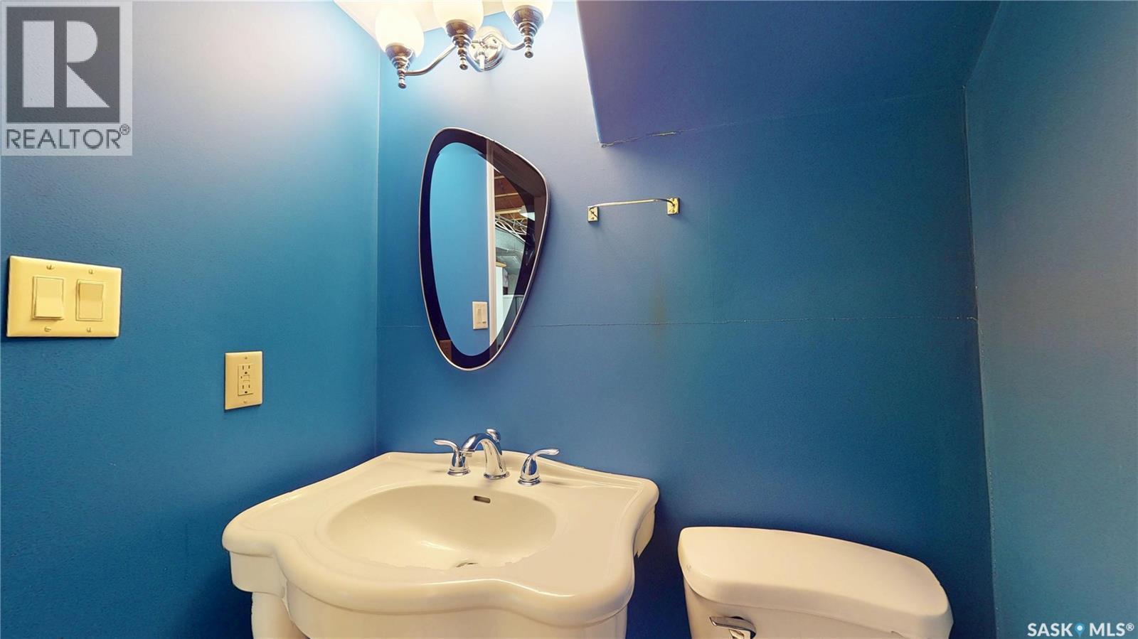 5445 4Th Avenue, Regina, SK - Indoor Photo Showing Bathroom