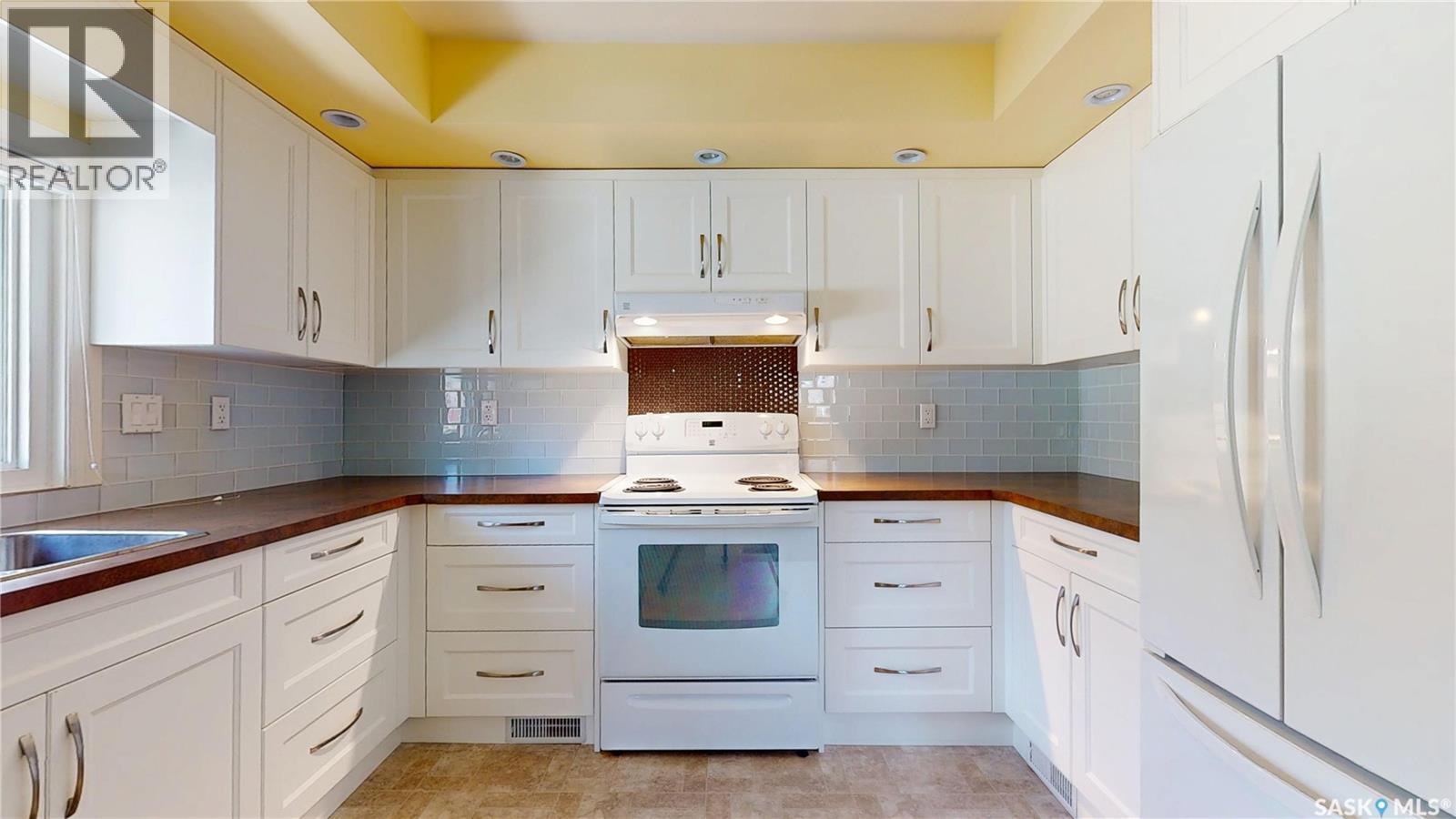 5445 4Th Avenue, Regina, SK - Indoor Photo Showing Kitchen