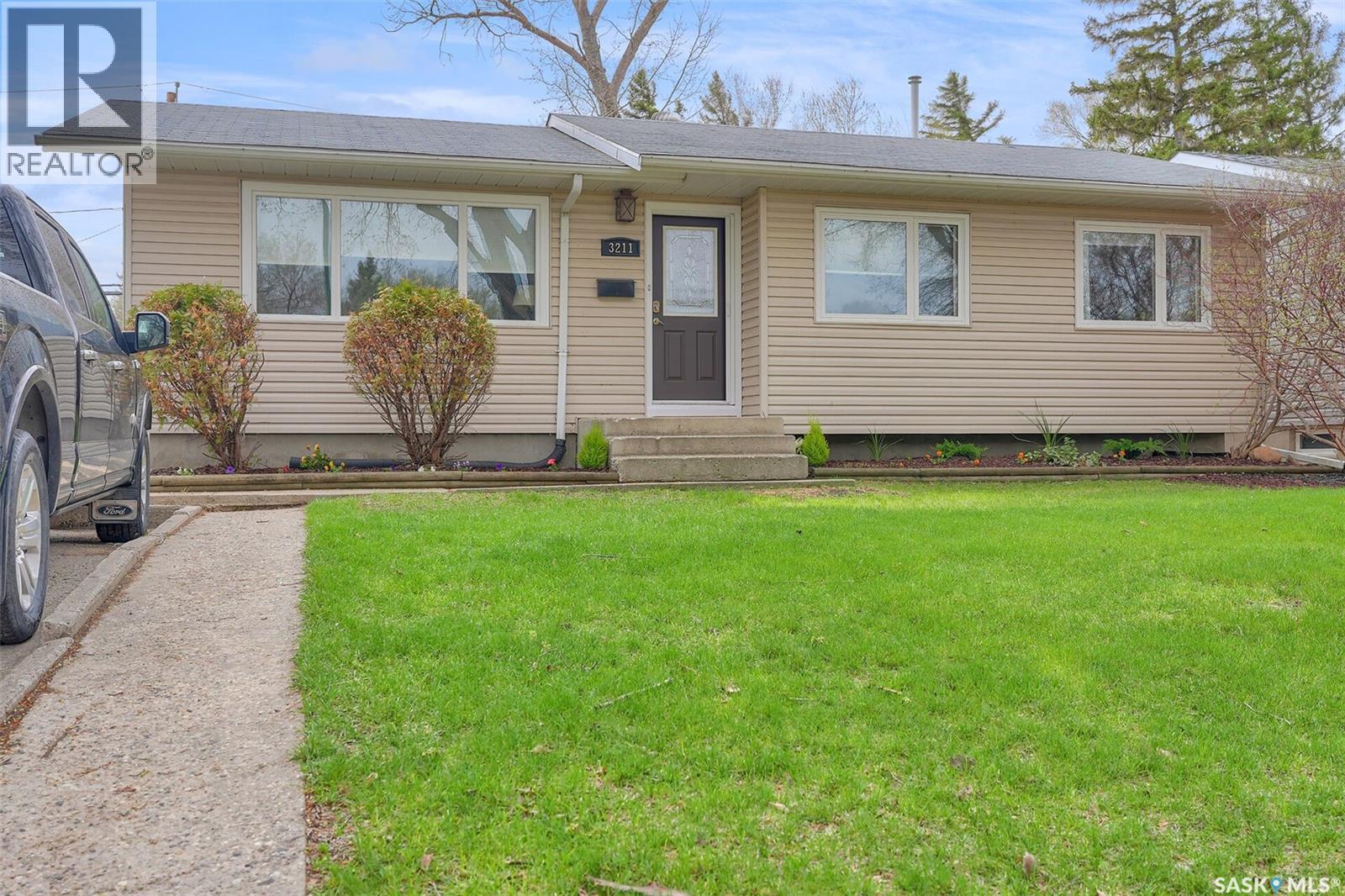 3211 29Th Avenue, Regina, SK - Outdoor