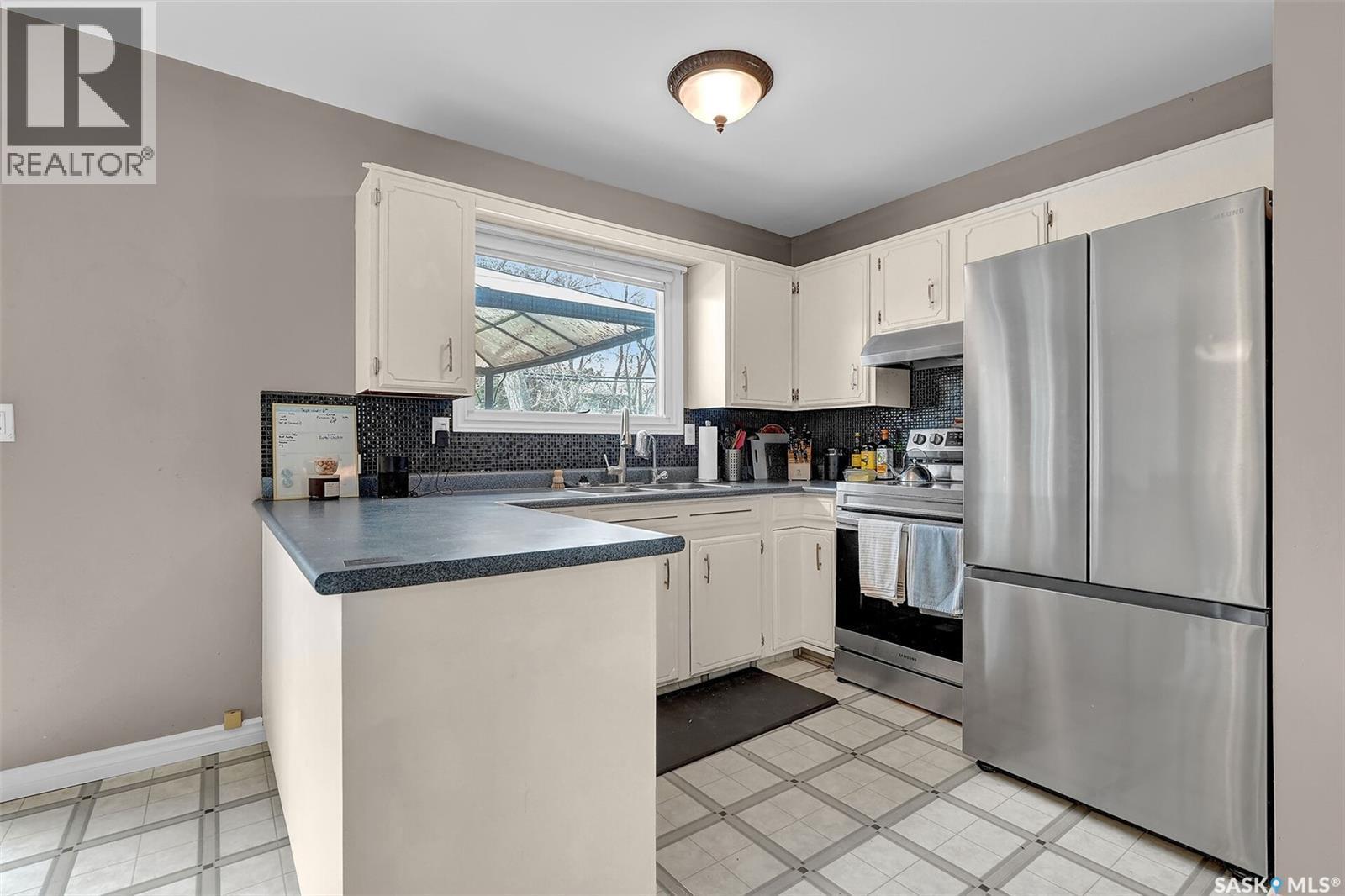 3211 29Th Avenue, Regina, SK - Indoor Photo Showing Kitchen
