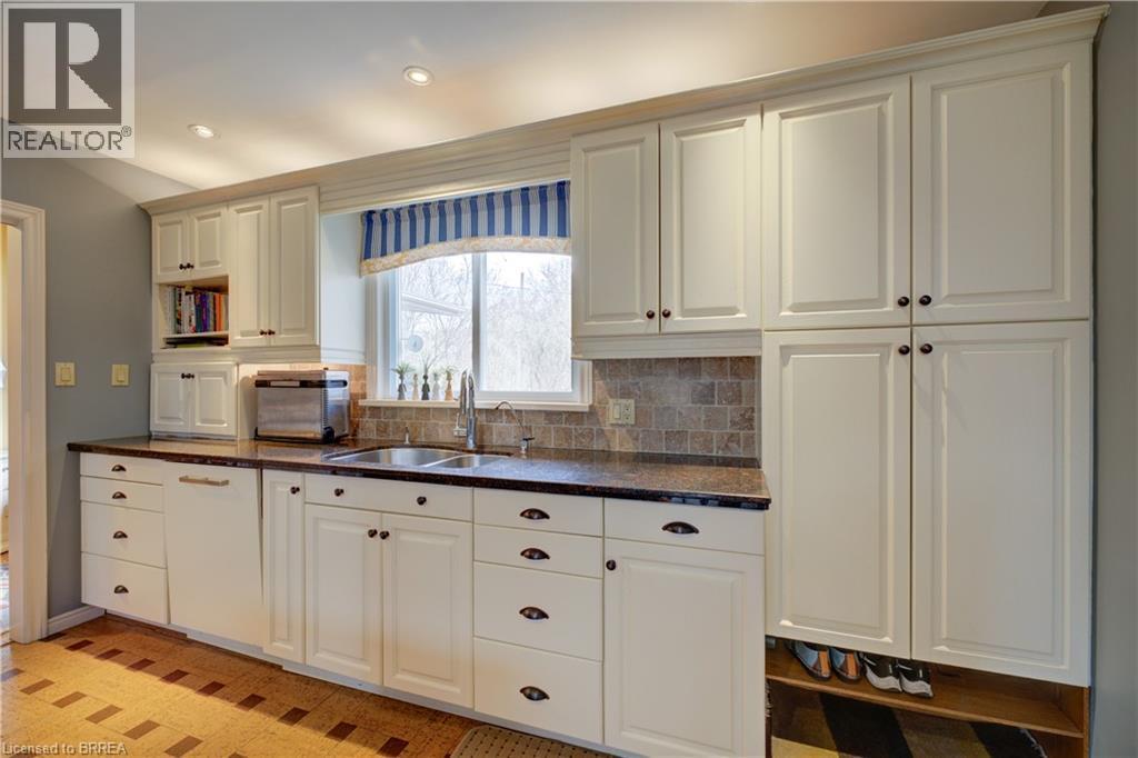 9 Summerhayes Crescent, Brantford, ON - Indoor Photo Showing Kitchen With Double Sink