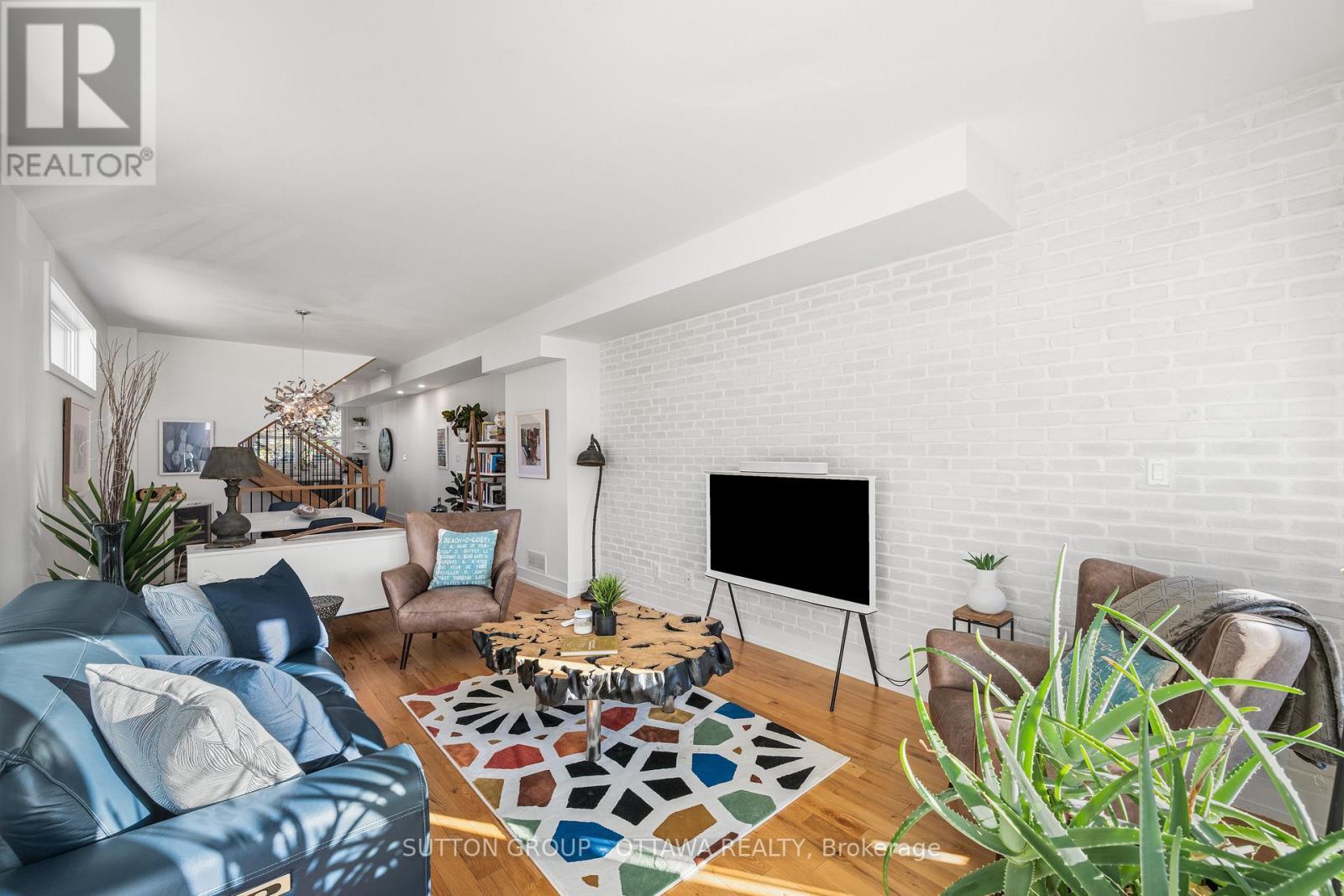 1127 North River Road, Ottawa, ON - Indoor