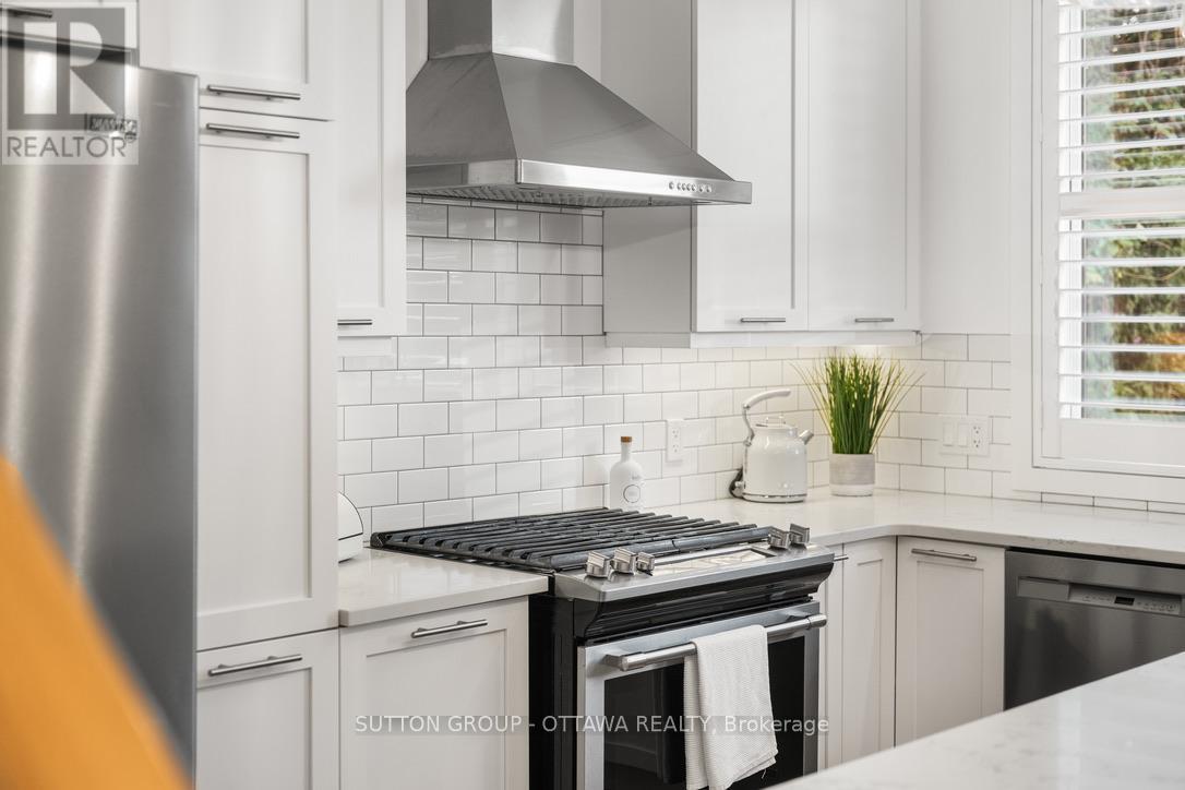 1127 North River Road, Ottawa, ON - Indoor Photo Showing Kitchen With Stainless Steel Kitchen With Upgraded Kitchen
