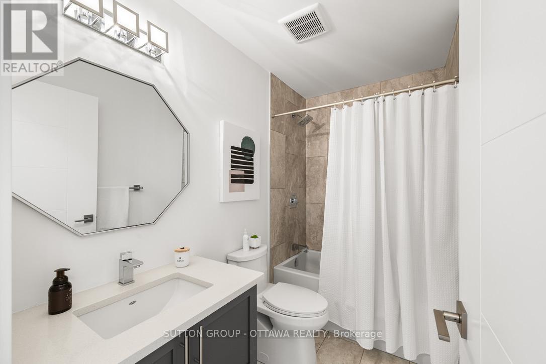 1127 North River Road, Ottawa, ON - Indoor Photo Showing Bathroom